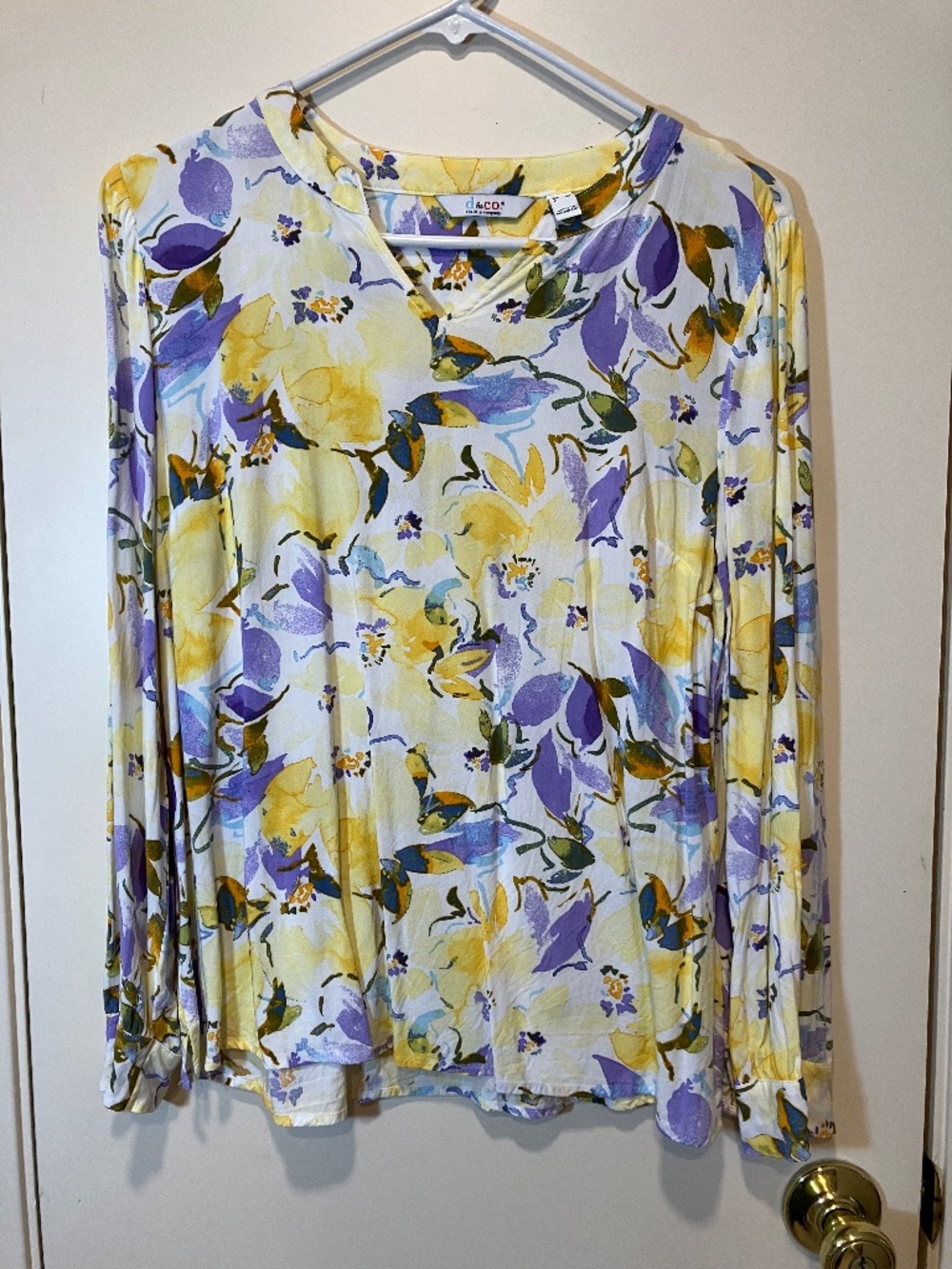 D&Co Denim & company v neck pull over blouse Small
